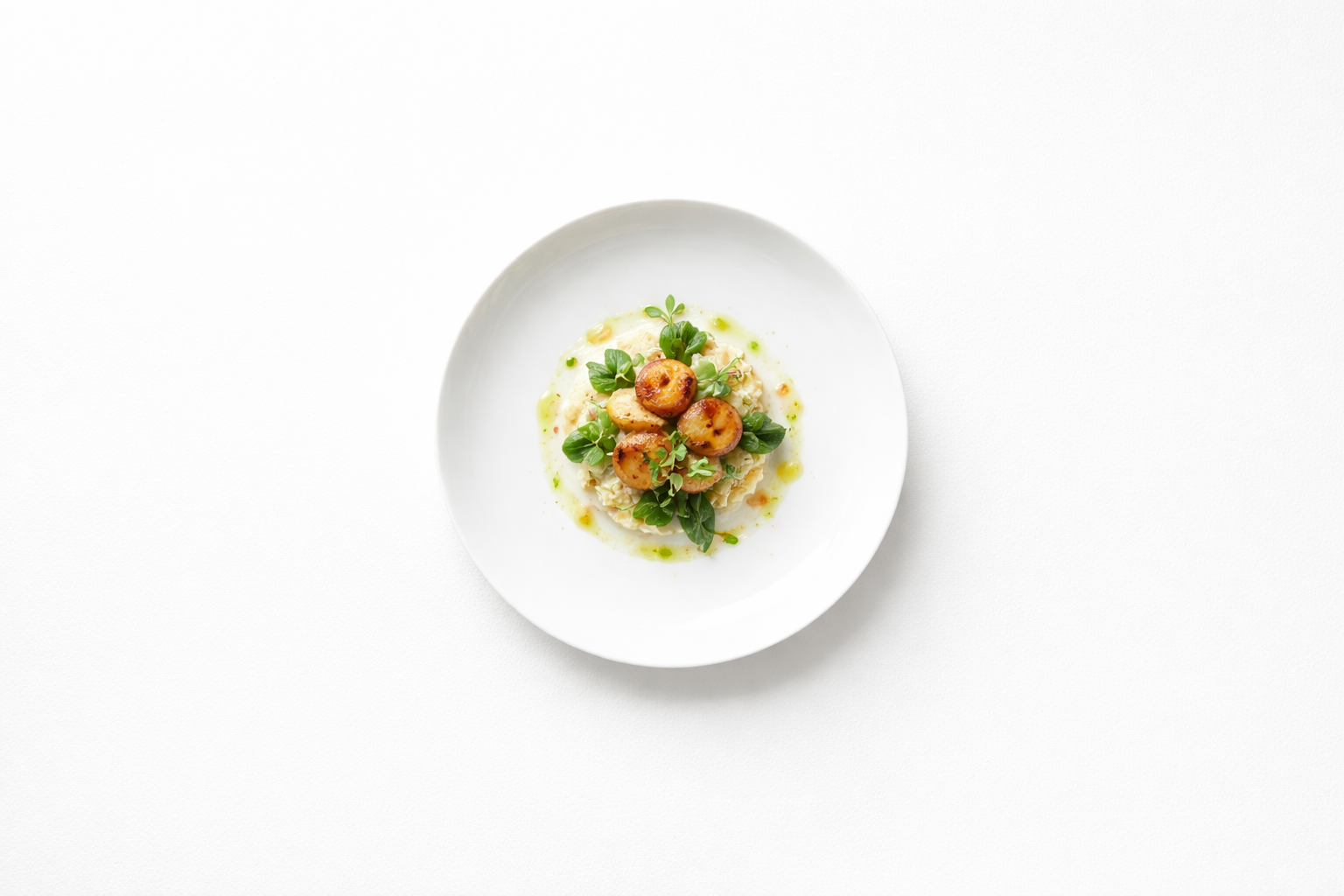 Geniş açık zemin üzerinde tek bir tabak yemek, negatif alan örneği